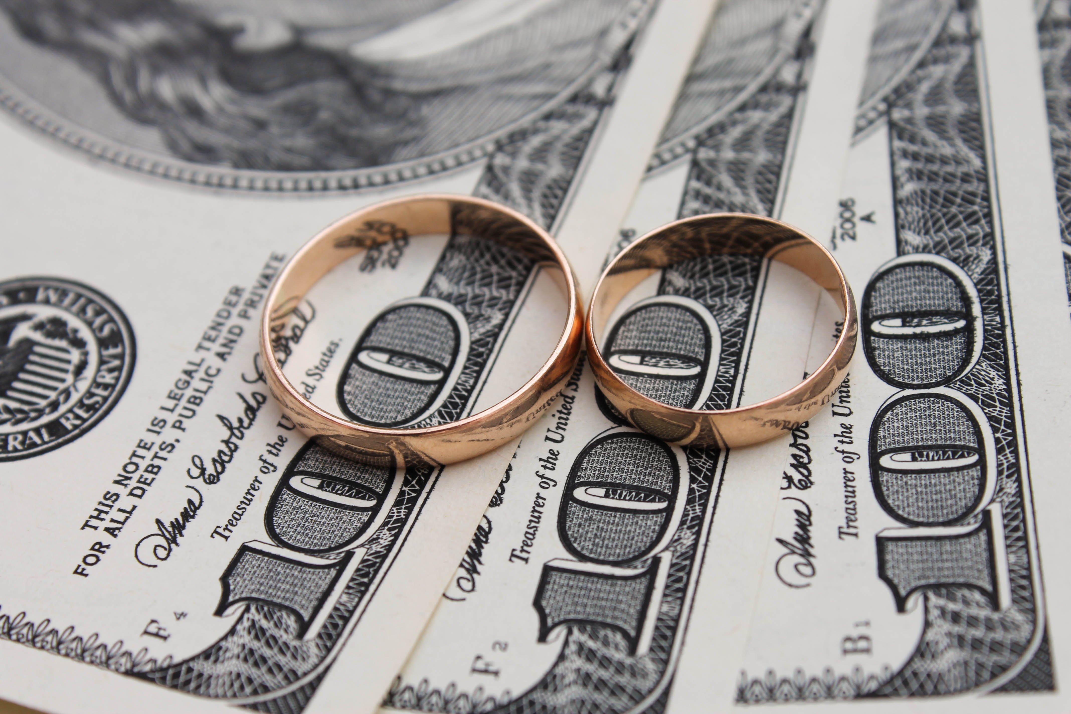 Подаренные деньги в браке. Обручальные кольца и деньги. Кольцо и деньги. Брак за деньги. Брак и деньги.